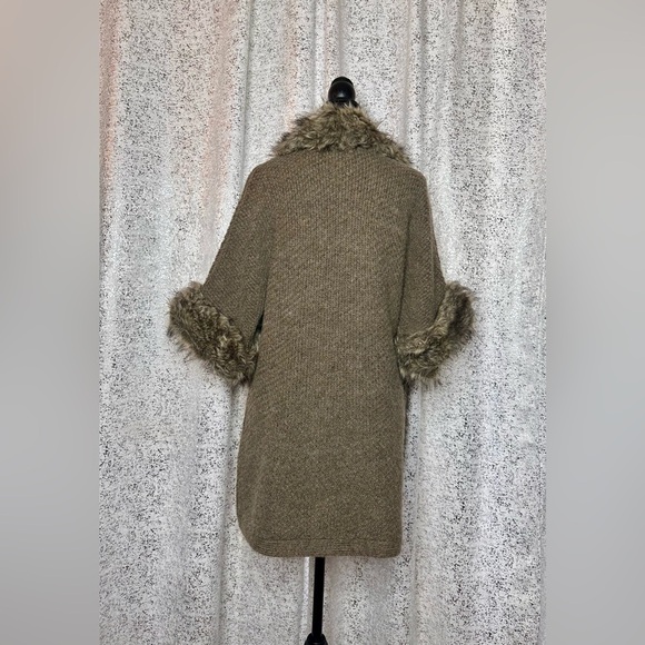 Never worn Alpaca and wool blend sweater/jacket with fur collar - Picture 2 of 2